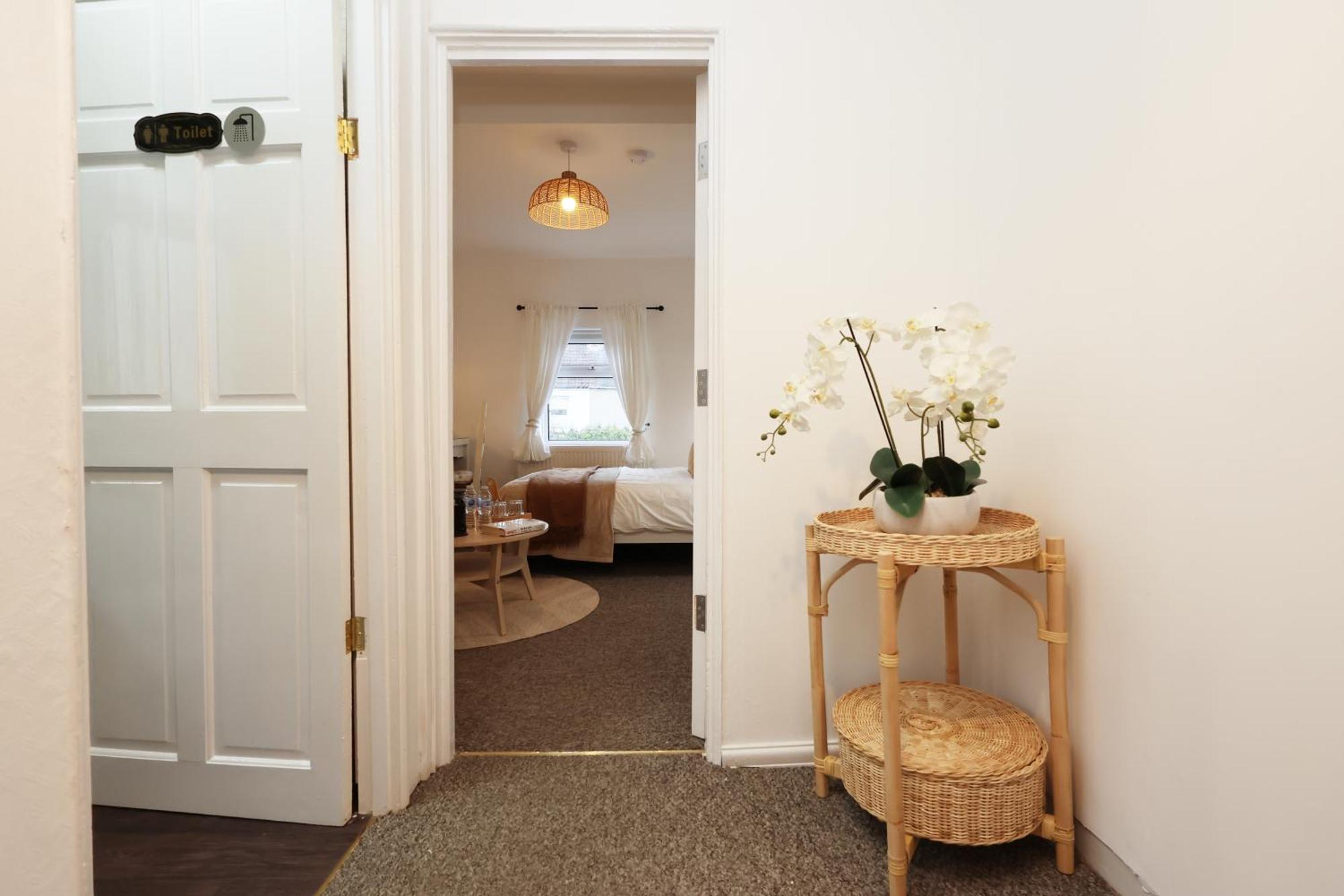 Cardiff City Guesthouse, Central Rooms, Fast Wi-Fi, On-Street Parking Кардіфф Екстер'єр фото